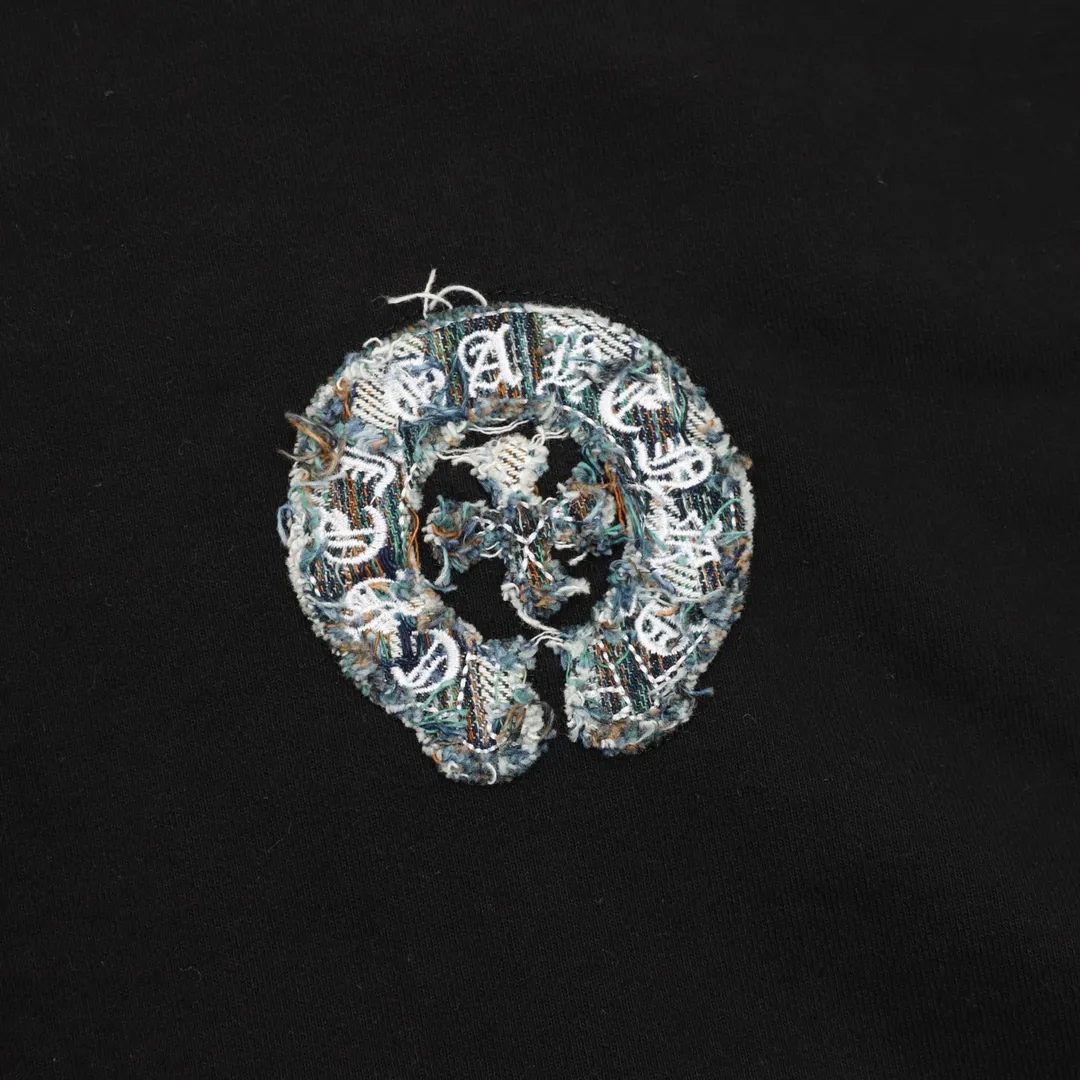 🅿️620 Chrome Hearts/Chrome Hearts Heavy Industry Cross logo patch embroidery washed burnt hooded sweatshirt. Made of double-strand double yarn 430g pure cotton sweatshirt fabric. The fabric is woven with double-strand twists. It is 40% stronger than single-strand yarn to form a three-dimensional texture similar to the texture of tripe. It not only maintains the moisture absorption and breathability of pure cotton, but also achieves softness and non-collapse through double-strand thickening. Laser burnt patch embroidery. Frayed process Patch micro logo on the chest Large logo cross pattern on the back Heavy-duty laser burnt three-dimensional patch embroidery pattern design Washed and frayed The overall garment presents a lazy style Whether it is daily outings or sports and fitness, you can show your trendy attitude and become the focus of the street Complete with three logos OS loose fit Color: Washed black, Washed white Size: S-XL